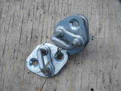 Петля замка двери. Toyota: Platz, Prius C, WiLL Vi, Corolla, Yaris Verso, Echo Verso, WiLL Cypha, bB, Ractis, Sienta, Vitz, Corolla Axio, Porte, Scion...