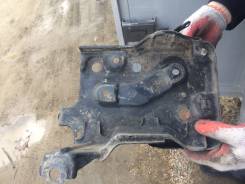 Кронштейн под аккумулятор. Toyota: Vitz, Ractis, Yaris, ist, Vios, Belta Двигатели: 1NZFE, 2NZFE, 2SZFE, 1KRFE, 2ZRFE