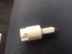 Концевик под педаль тормоза. Toyota: Corolla, Corolla Verso, Hilux Surf, Corolla Rumion, Hilux, Vitz, Ractis, Wish, Kijang, Auris, Corolla Fielder, Co...