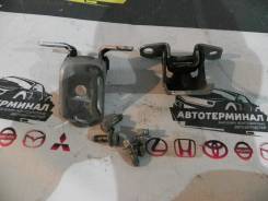 Петля двери передней левой Мазда 3 BK3P MZR Z6