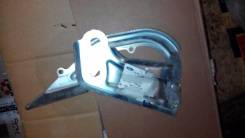 Крепление капота. Ford Focus, CB4 Двигатели: SHDA, HXDA, HWDB, AODA, SIDA, HWDA, SHDB, HXDB, ASDA, SHDC, AODB, QQDB, KKDB, KKDA, ASDB