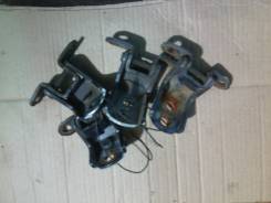 Крепление боковой двери. Nissan: Stagea, Bluebird, Bluebird Sylphy, Safari, Cefiro, Primera Camino, Sunny Двигатели: RB20E, RB25DET, RB25DE, RB20DE, Q...
