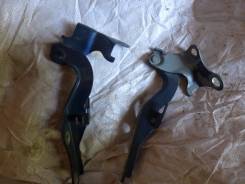 Крепление капота. Toyota Avensis, ADT251, ADT250, AZT255, ZZT251, ZZT250, AZT251, AZT250, CDT250 Двигатели: 2AZFSE, 1AZFE, 3ZZFE, 1CDFTV, 2ADFTV, 2ADF...