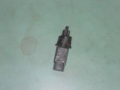 Концевик под педаль тормоза. Nissan Sunny, B15