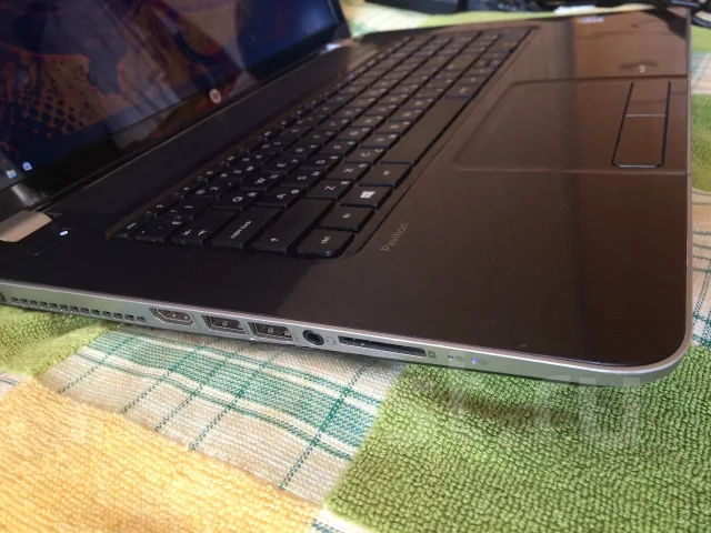 HP Pavilion 17-e151sr. 17.3", 1,9����, ��� 4 ��, ���� 500���, WiFi: 1, Bluetooth: 1, ����������� �� 3��. ����