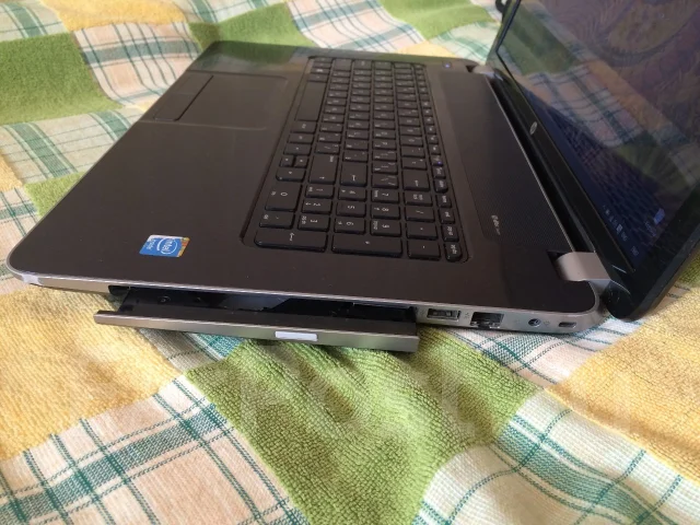HP Pavilion 17-e151sr. 17.3", 1,9����, ��� 4 ��, ���� 500���, WiFi: 1, Bluetooth: 1, ����������� �� 3��. ����