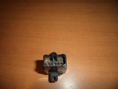 Кнопка включения аварийной сигнализации. Toyota Vista, CV30, SV30, VZV30, VZV33, SV35, VZV32, SV32, SV33, ACV30, ACV35, MCV30 Toyota Camry, VZV33, MCV...