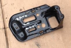 Крепление аккумулятора. Toyota RAV4, ACA20, ACA20W, ACA21, ACA21W, ACA23, ACA26, ACA28, CLA20, CLA21, ZCA25, ZCA25W, ZCA26, ZCA26W Двигатели: 1AZFE, 1...