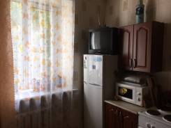 2-комнатная, улица Алеутская 17а. Центр, частное лицо, 49 кв. м. Кухня