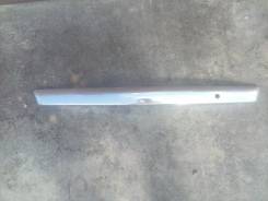 Накладка крышки багажника. Nissan Tiida Latio, SC11, SJC11, SNC11, SZC11 Nissan Tiida, SC11S Nissan Latio, SC11 Двигатели: HR15DE, HR16DE, MR18DE