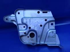 Кронштейн под аккумулятор. Honda Fit, GD4, GD3, GD2, GD1, LA-GD3, UA-GD4, LA-GD4, DBA-GD2, CBA-GD4, LA-GD1, UA-GD2, UA-GD3, DBA-GD1, LA-GD2, DBA-GD4...