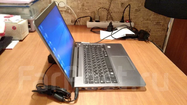 Samsung 535U4C-S02. 14", 2,1����, ��� 6 ��, ���� 500���, WiFi: 1, Bluetooth: 1, ����������� �� 4��. ����