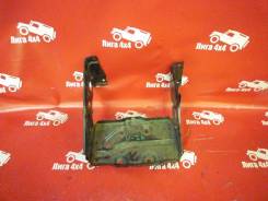 Крепление аккумулятора. Mitsubishi Pajero, V24V, V24WG, V26WG, V26C, V25C, V24C, V23C, V43W, V44W, V45W, V46W, V14V, V26W, V25W, V24W, V34V, V23W, V21...