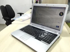 Samsung R530. 15.6", 2,2����, ��� 3072 ��, ���� 300���, WiFi, Bluetooth, ����������� �� 2��.