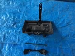 Крепление аккумулятора. Toyota Granvia, VCH16, KCH10, KCH16 Toyota Grand Hiace, KCH10, VCH16, KCH16