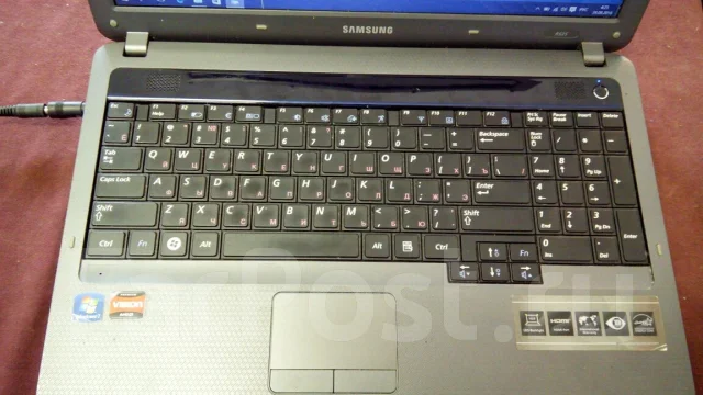 Samsung R525. 15.6", 2����, ��� 4 ��, ���� 60���, WiFi: 1, Bluetooth: 1, ����������� �� 1��. ����