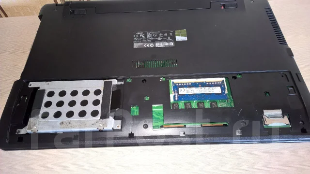 Asus X550L. 15.6", 2,3����, ��� 6 ��, ���� 500���, WiFi: 1, Bluetooth: 1, ����������� �� 5��. ����