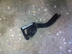 Крепление капота. Toyota Prius, ZVW30, ZVW30L Двигатель 2ZRFXE
