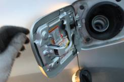 Лючок топливного бака. Toyota Harrier, GSU35, GSU36, GSU31, MCU36W, GSU30, GSU35W, GSU36W, MCU35W, MCU31, MCU30W, MCU30, MCU31W, MCU35, MCU36, ACU30W...