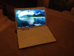 Sony VAIO VPC-EH1L1R. 15.6", 2,1����, ��� 4 ��, ���� 320���, WiFi, Bluetooth, ����������� �� 1��.