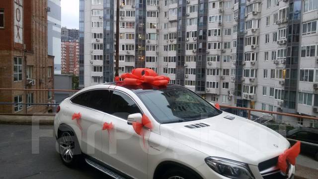 Машина в подарок. Машина в подарок на 2 года. Подарочный бант на машину. Украшение машины шарами. Белое авто подарок.