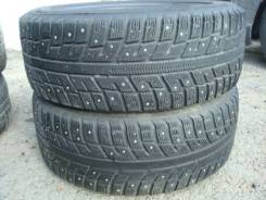 Kumho I'Zen KW22. Зимние, шипованные, износ: 30%, 2 шт