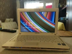 Samsung NC10. 10.2", 1,6����, ��� 1024 ��, ���� 160���, WiFi, Bluetooth, ����������� �� 2��. ����
