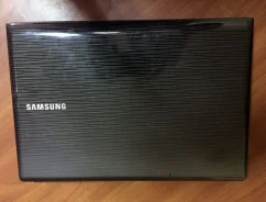 Samsung R425. 14", 2,1����, ��� 4 ��, ���� 250���, WiFi, Bluetooth, ����������� �� 3��. ����