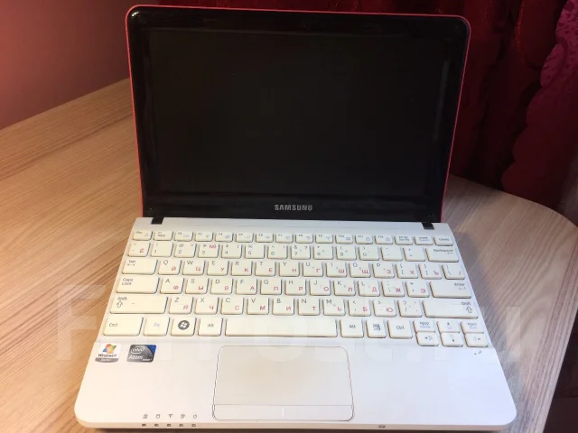 Samsung NC110. 10.1", ��� 2048 ��, ���� 320���, WiFi: 1, Bluetooth: 1, ����������� �� 5��. ����