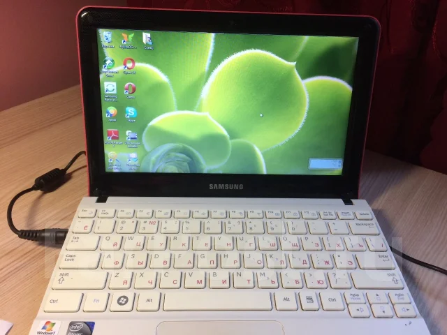 Samsung NC110. 10.1", ��� 2048 ��, ���� 320���, WiFi: 1, Bluetooth: 1, ����������� �� 5��. ����