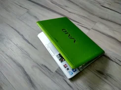 Sony VAIO VPC-Y21M1R. 13.3", 1 060,0����, ��� 8 ��, ���� 500���, WiFi, Bluetooth, ����������� �� 6��. ����