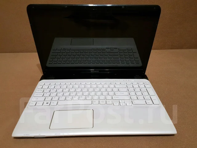 Sony VAIO SVE151J11V. 15.6", 2����, ��� 4 ��, ���� 500���, WiFi: 1, Bluetooth: 1 ����