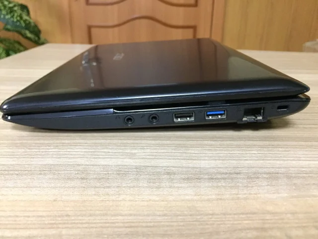 Asus Eee PC 1215B. 12", 1 600����, ��� 4 ��, ���� 120���, WiFi: 1, Bluetooth: 1, ����������� �� 6��. ����