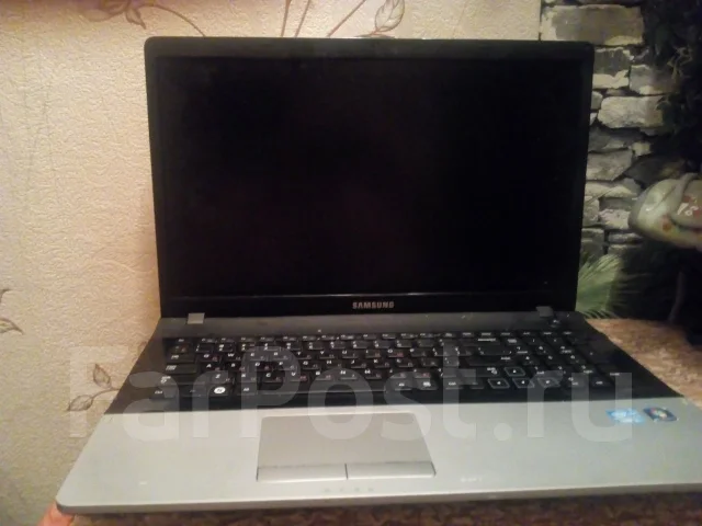 Samsung 300E7A. 17.3", 2,3����, ��� 4 ��, ���� 500���, WiFi: 1, Bluetooth: 1, ����������� �� 2��. ����