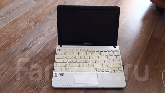 Samsung NC110. 10.1", 1,7����, ��� 2048 ��, ���� 320���, WiFi: 1, Bluetooth: 1, ����������� �� 6��. ����