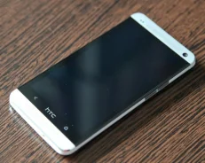 HTC One Dual Sim. �/�