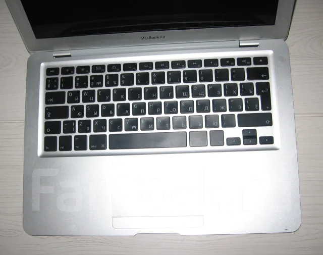 Apple MacBook Air 13. 13.3", 1,6����, ��� 2048 ��, ���� 60���, WiFi: 1, Bluetooth: 1, ����������� �� 3��. ����