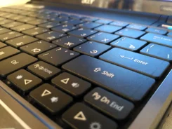 Acer Aspire 1410. 11.6", 1 300����, ��� 2048 ��, ���� 320���, WiFi: 1, Bluetooth: 1, ����������� �� 6��. ����