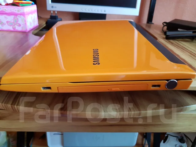 Samsung 700G7C-T02. 17.3", 2,4����, ��� 8 ��, ���� 1 000���, WiFi: 1, Bluetooth: 1, ����������� �� 4��. ����