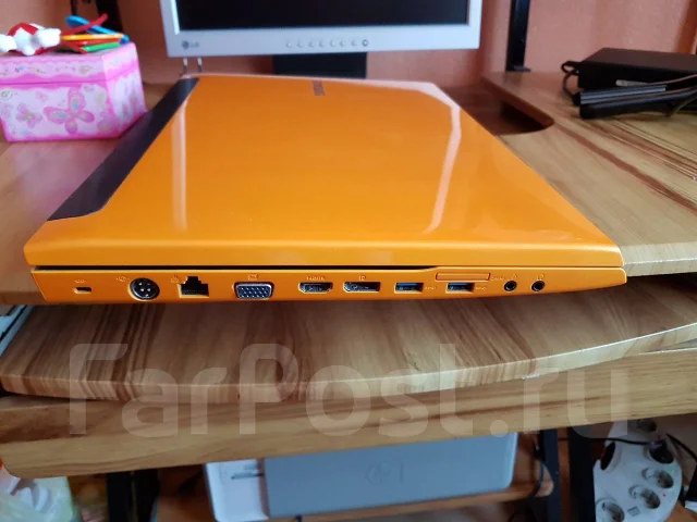Samsung 700G7C-T02. 17.3", 2,4����, ��� 8 ��, ���� 1 000���, WiFi: 1, Bluetooth: 1, ����������� �� 4��. ����