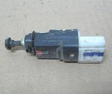 Концевик под педаль тормоза. Renault: Laguna, Twingo, Modus, Espace, Duster, Vel Satis, Clio, Wind, Logan, Kangoo, Twizy Двигатели: L7X, F9Q, F4R, G9T...