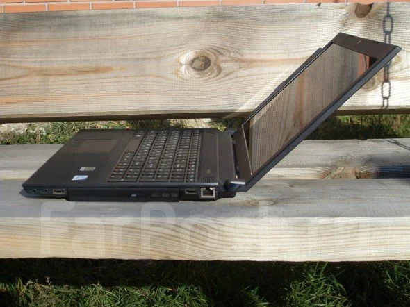Lenovo B570. 15.6", 1 800����, ��� 4 ��, ���� 350���, WiFi: 1, Bluetooth: 1, ����������� �� 4��. ����