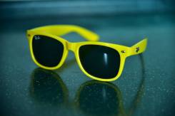 Очки Ray-Ban.