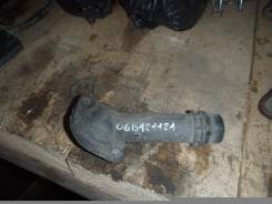 Корпус термостата. Volkswagen Passat, 3B2, 3B3, 3B5, 3B6 Двигатели: ACK, AFB, AGE, AGZ, AHL, AJM, AKN, ALG, ALT, ALZ, AMX, ANA, APR, AQD, ARM, ATJ, AT...