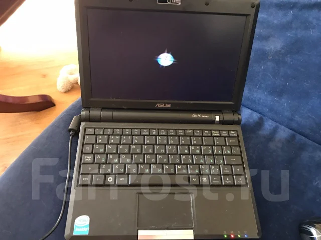 Asus Eee PC 900. 8.9", 900����, ��� 1024 ��, ���� 15���, WiFi: 1, Bluetooth: 1 ����