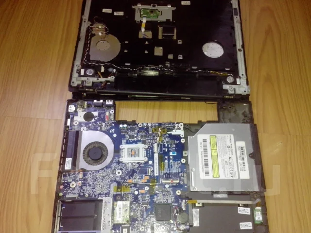 Samsung R70. 15.6", 2 000����, ��� 2048 ��, ���� 500���, WiFi: 1, Bluetooth: 1, ����������� �� 2��. ����