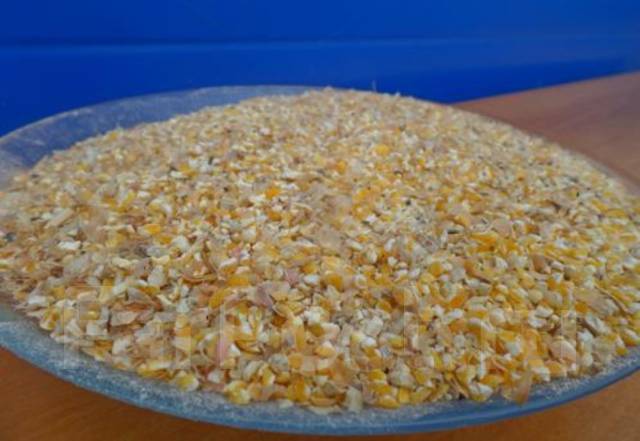 Кукуруза колотая и дробленая. Дробленка кукурузы. Дробленка кукурузы. Дробленая крупа. Кукуруза колотая в мешке.