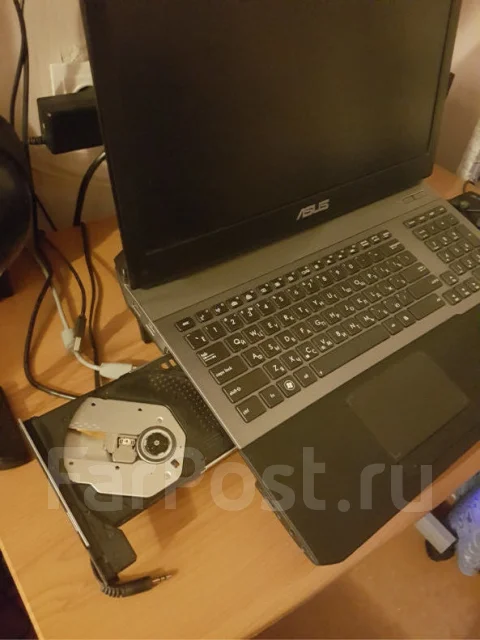 Asus ROG G75VW. 17.3", 3,4����, ��� 8 ��, ���� 1 256���, WiFi: 1, Bluetooth: 1, ����������� �� 2��. ����
