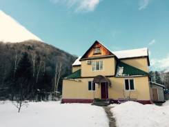 Действующая База отдыха (0,8Га, 4 жилых дома) в п. Горноводном