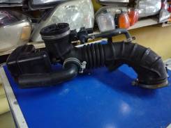 Патрубок воздухозаборника. Toyota Avensis, AZT255, AZT255W